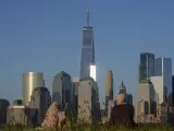 Un grupo de personas observa el horizonte de la ciudad de Nueva York al atardecer, el domingo 16 de junio de 2024, en Jersey City, Nueva Jersey. Según la NASA, un meteorito atravesó el horizonte de la ciudad de Nueva York antes de desintegrarse sobre la cercana Nueva Jersey.