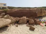 Vista del lugar donde una bebé de dos meses ha fallecido por un desprendimiento de rocas en una playa de Formentera.