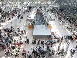 Largas colas de viajeros para realizar el check-in en el aeropuerto de Hamburgo, Alemania, por un fallo informático de Microsoft que ha provocado el caos en vuelos, bancos, medios de comunicación y empresas de todo el mundo el viernes.