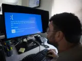 Un trabajador de oficina frente al problema de actualización de Crowdstrike en Windows.