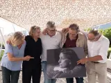 Los hijos de Rosa Regàs --Anna Omedes, Mariona Omedes, Eduard Omedes, David Omedes y Loris Omedes-- posan con un retrato de su madre ante la prensa, este viernes en la capilla ardiente en el Tanatori de Ronta de Dalt de Barcelona..DAVID ZORRAKINO - EUROPA PRESS..19/07/2024 [[[EP]]]