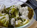 Foto recurso de brócoli con salsa de yogur.