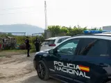 Agentes de la policía en el lugar donde la mujer ha sido hallada muerta este jueves. EFE/ Alba Feixas ESPAÑA SUCESOS MOTRIL