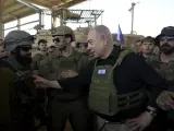 El primer ministro de Israel, Benjamin Netanyahu, realiza una visita sorpresa a soldados israelíes en la ciudad meridional de Rafah, en la Franja de Gaza, el jueves 18 de julio de 2024.