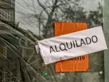 Un cartel informa de que un piso está alquilado.