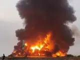 Captura de un vídeo publicado por el centro de medios hutíes que muestra el fuego y el humo elevándose tras los ataques aéreos israelíes en la ciudad portuaria de Hodeida.