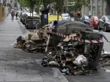 Varios contenedores quemados durante la huelga de basuras en A Coruña.