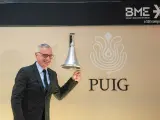 El presidente y consejero delegado de Puig, Marc Puig toca la campana por su salida a Bolsa el 3 de mayo.