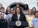 La vicepresidenta Kamala Harris habla desde el jardín sur de la Casa Blanca en Washington, el lunes 22 de julio de 2024, durante un acto con atletas universitarios de la NCAA.