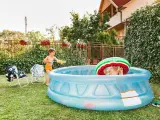 Niños jugando en una piscina
