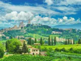 Paisaje de la Toscana con el pueblo de San Gimignano al fondo.