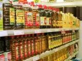 Botellas de aceite de oliva en un supermercado