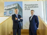 El consejero delegado de Banco Sabadell, C&eacute;sar Gonz&aacute;lez-Bueno, junto al director financiero del banco, Leopoldo Alvear.