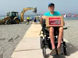 Marcelino Pérez, con esclerosis múltiple, hizo una petición en Change.org pidiendo playas accesibles en su pueblo, Salobreña.