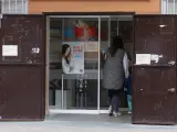 Una mujer entra en un centro de salud de la Comunidad de Madrid.
