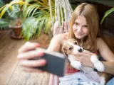 Una tutora haciéndose un selfie con su perro