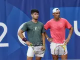 Carlos Alcaraz y Rafa Nadal en su primer entrenamiento de dobles en los Juegos Olímpicos.