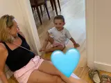Carmen con su nieto Lucas, con autismo.