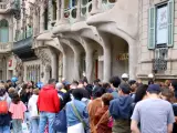 Turistas a las puertas de la Casa Batlló.