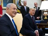 Donald J. Trump en una foto de archivo con el primer ministro de Israel, Benjamin Netanyahu, antes de la ceremonia de firma de los Acuerdos de Abraham en el jardín sur de la Casa Blanca.