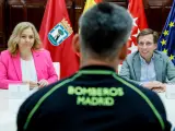 El alcalde de Madrid, José Luis Martínez-Almeida, junto a la delegada de Seguridad y Emergencias, Inma Sanz, en la firma de los nuevos convenios del Cuerpo de Bomberos del Ayuntamiento de Madrid.