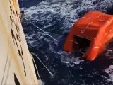 Vídeo que muestra al 'Puerto Toro' en el momento del rescate d una de las balsas salvavidas del barco 'Argos Georgia'.