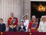 El rey Carlos III de Gran Bretaña, segundo a la derecha, con la reina Camilla, a la derecha, junto al príncipe Jorge, a la izquierda, el príncipe Guillermo, el príncipe Luis, la princesa Carlota y Kate, princesa de Gales, en el balcón del palacio de Buckingham.
