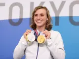Katie Ledecky muestra las cuatro medallas que cosechó en Tokio 2020