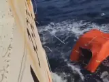 Rescate de una de las balsas del Argos Georgia, del que ya hay 9 marineros confirmados muertos.