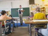 Una profesora durante una clase.