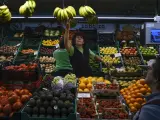 Una trabajadora de una frutería atiende a un cliente en un comercio de Pamplona en una imagen de archivo.
