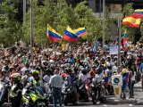Varias personas durante la manifestación por la movilización de la esperanza a la caravana de la libertad en las próximas elecciones de Venezuela, en la Plaza de España, a 21 de julio de 2024, en Madrid