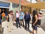 La consellera de Educación, Anna Simó, y el concejal de Educación y Personas Mayores, Lluís Rabell, visitan el Insituto Escuela Vapor i Molí.