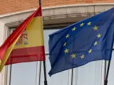 Bandera de España junto a una de la Unión Europea, en una imagen de archivo.