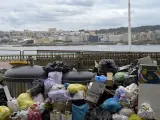 Basura amontonada junto a los contenedores durante la huelga de basuras en A Coruña