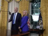 El presidente Joe Biden se encuentra junto a la primera dama Jill Biden mientras agradece al equipo de cámaras después de dirigirse a la nación desde la Oficina Oval de la Casa Blanca en Washington, el miércoles 24 de julio de 2024, sobre su decisión de abandonar su candidatura demócrata a la reelección presidencial.