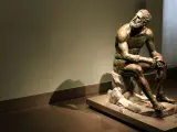 El Púgil en reposo es una escultura de estilo helenístico creada alrededor del año 330 antes de nuestra era y representa a un boxeador en un momento de descanso después de una pelea.