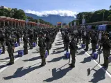 Soldados del ejército se paran junto a las urnas mientras participan en un desfile militar mostrando material electoral que se utilizará en las próximas elecciones presidenciales, en Caracas, Venezuela.