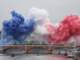 Tres columnas de humo forman los colores de la bandera francesa sobre el Puente de Austerlitz, en la ceremonia de inauguraci&oacute;n de los Juegos Ol&iacute;mpicos de Par&iacute;s.