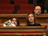 Las diputadas de la CUP, Laia Estrada y Laura Vega, en el Parlament.