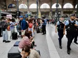 Tres agentes patrullan por la estación de Gar du Nord, en París, tras un "ataque masivo" a los trenes TGV y la infraestructura ferroviaria.