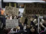 Manifestación en Mánchester en contra de la Policía por una supuesta actuación racista en el Aeropuerto.