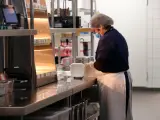 Una mujer trabaja en la cocina fantasma 'Not So Dark'.