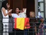 Rafa Nadal, junto a su hijo Rafa y su familia, en un balc&oacute;n parisino.