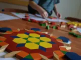 Niño jugando con un puzzle tangram