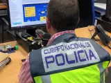 Un agente de la Polic&iacute;a Nacional en un ordenador investigando delitos a trav&eacute;s de Internet.