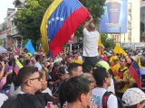 Millones de venezolanos esperan este domingo la caída de Maduro para recuperar la esperanza en su país