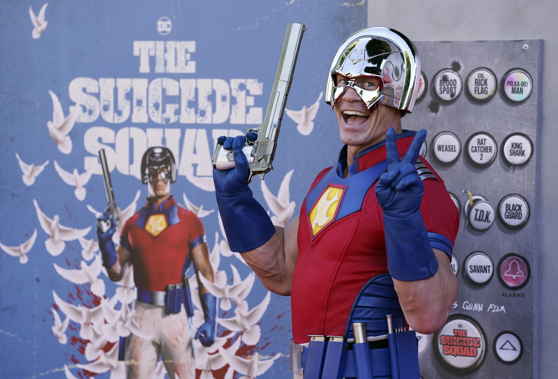 El Escuadrón Suicida James Gunn Explica Por Qué John Cena Siempre Va Vestido Con El Traje De 6961