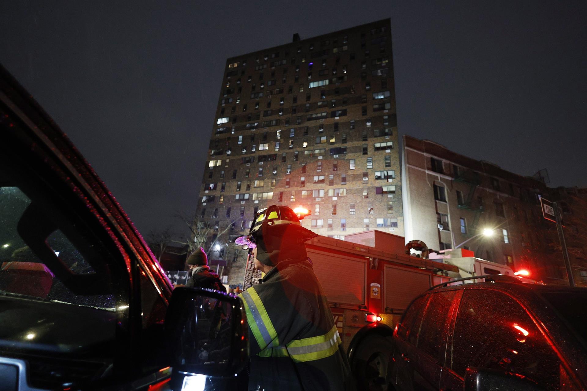 Bajan a 17 los muertos en el incendio del Bronx, ocho de ellos niños