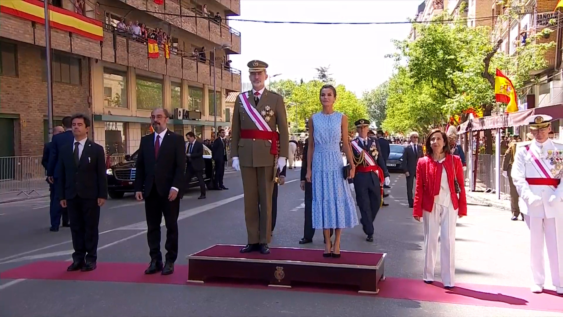 Los Reyes Presiden Un Multitudinario Desfile Por El Día De Las Fuerzas Armadas En Huesca 